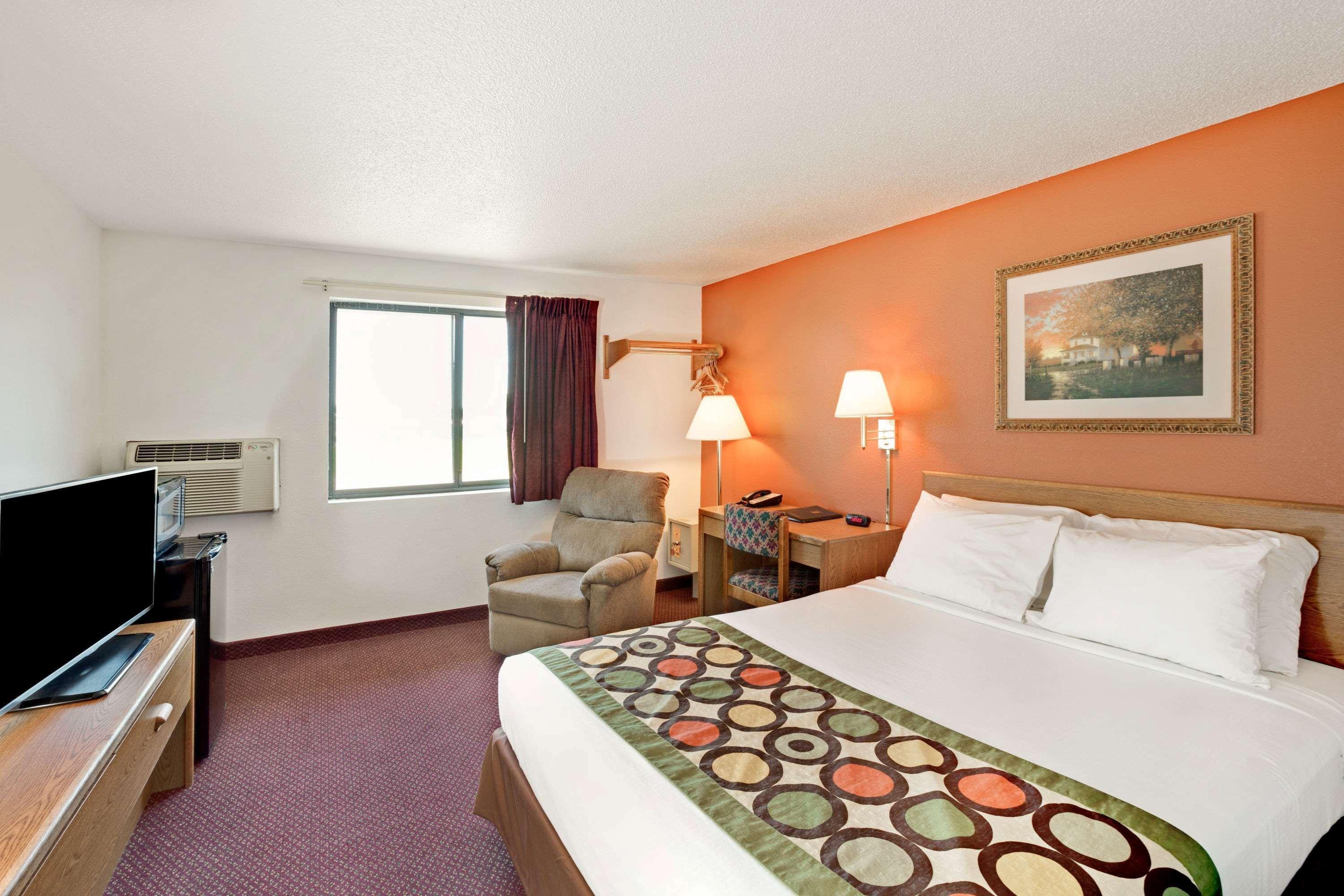 Super 8 By Wyndham East 2*