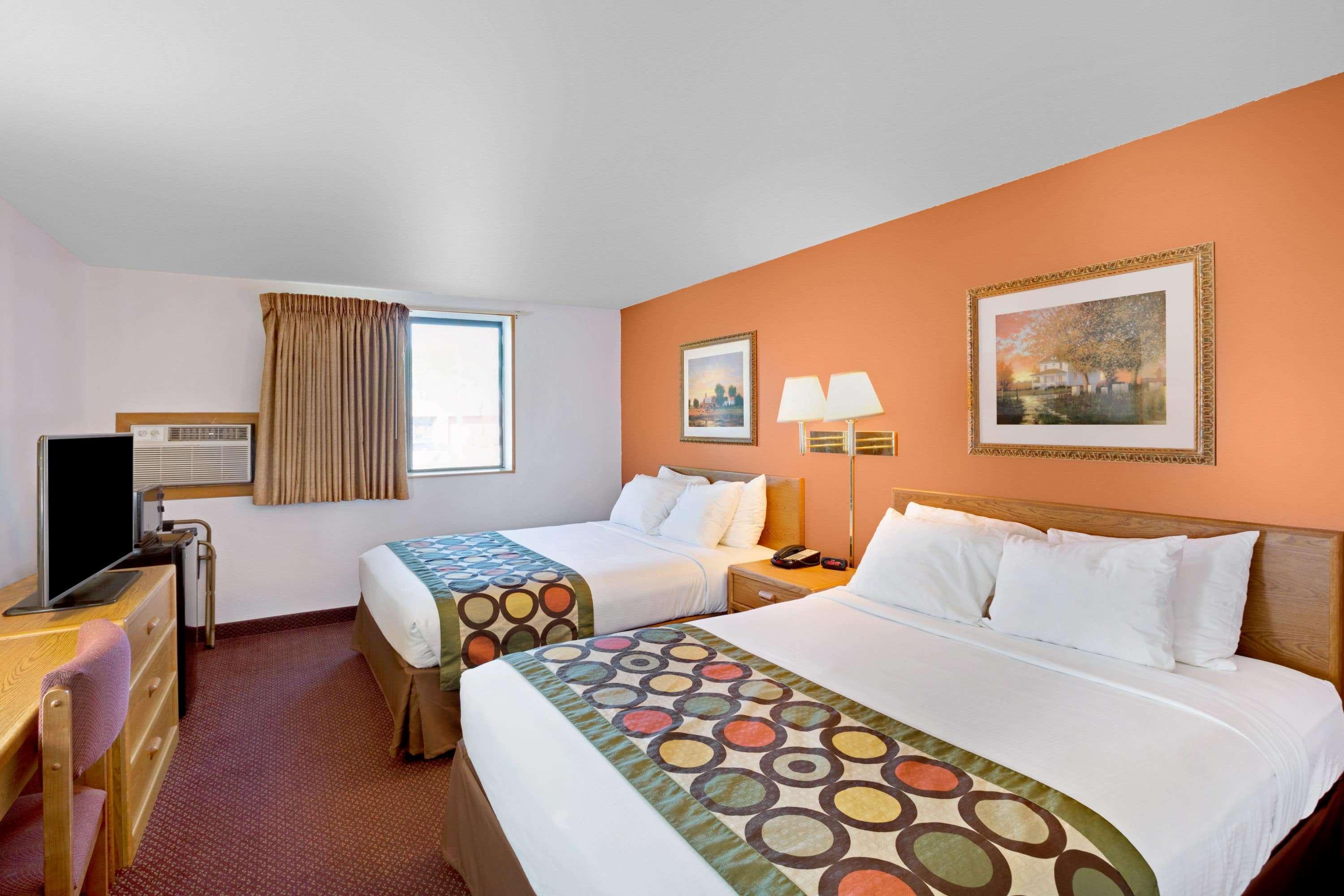 Super 8 By Wyndham East Hotel 2*